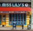 国外街头的Miss Lily's 手绘餐厅品牌标志设计