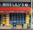 国外街头的Miss Lily's 手绘餐厅品牌标志设计