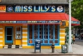 国外街头的Miss Lily's 手绘餐厅品牌标志设计