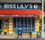 国外街头的Miss Lily's 手绘餐厅品牌标志设计
