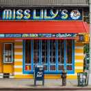 国外街头的Miss Lily's 手绘餐厅品牌标志设计