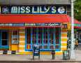 国外街头的Miss Lily's 手绘餐厅品牌标志设计