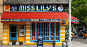 国外街头的Miss Lily's 手绘餐厅品牌标志设计